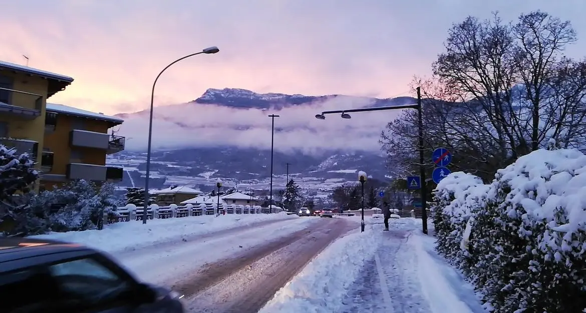 Dopo la nevicata sulle strade del Trentino c’è il pericolo ghiaccio. Chiusure per slavine al Caffaro, in Bassa Valsugana e Primiero