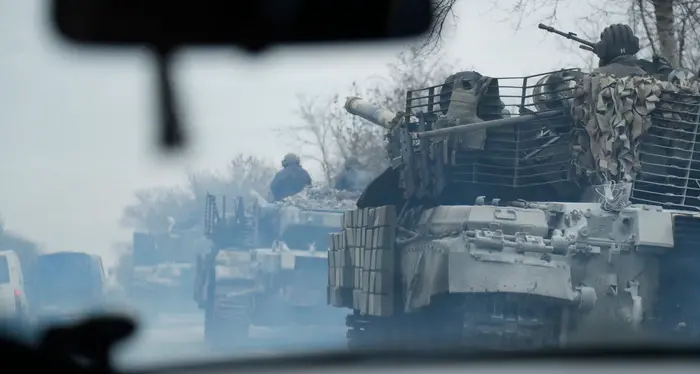 Si combatte a Kiev, spari in zona edifici governativi. «Ci aspettiamo l'attacco dei tank russi»