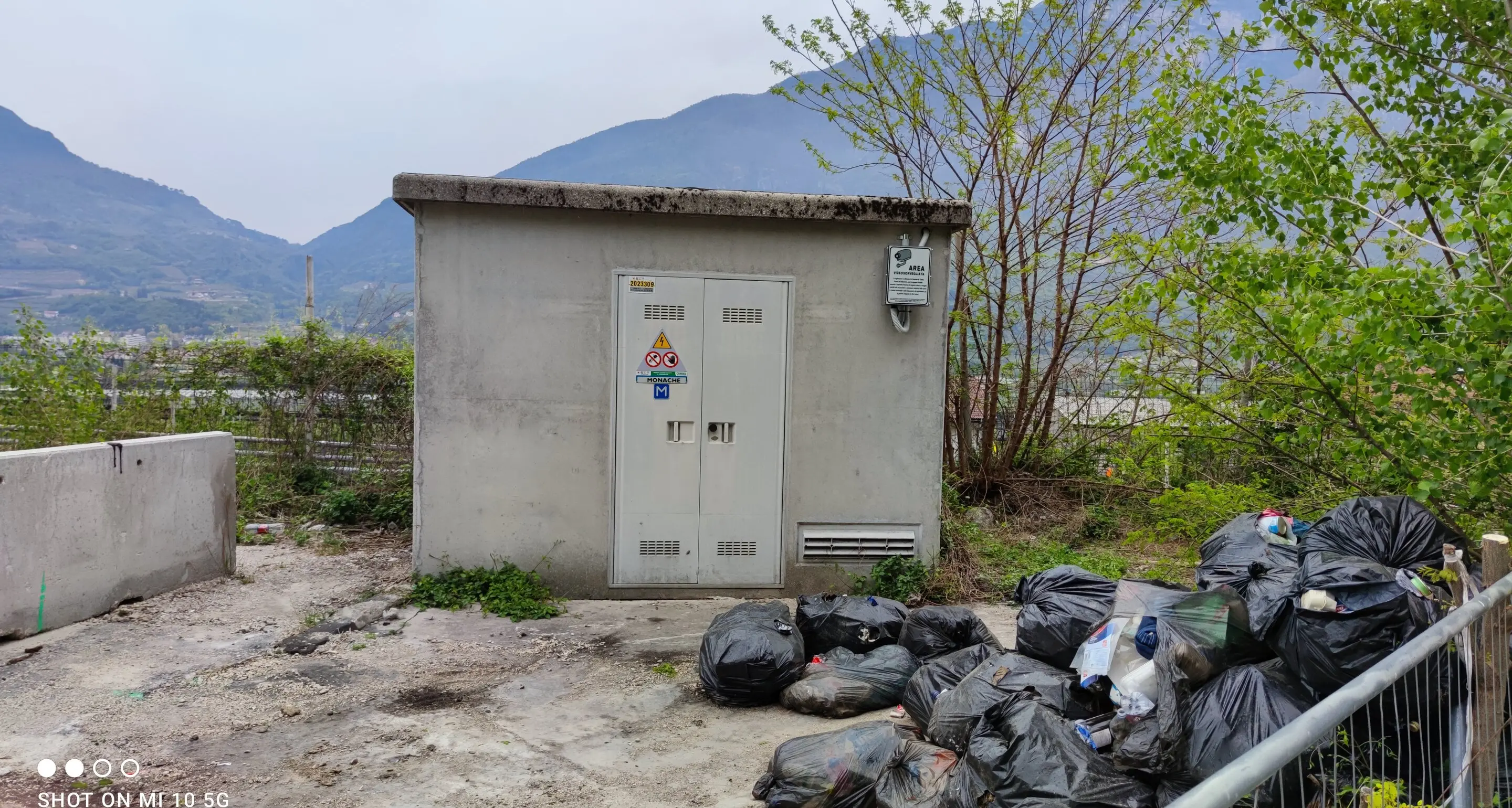 Trento, abbandonavano i rifiuti in campagna: multate due persone
