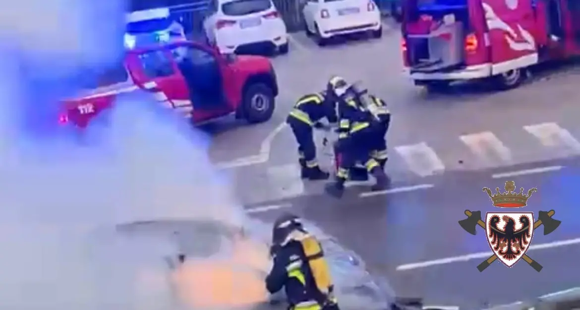 Auto in fiamme a Meano, nessun ferito