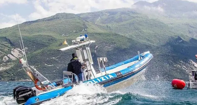 Lago di Garda, famiglia sul gommone sorpresa dal nubifragio: salvata dalla polizia