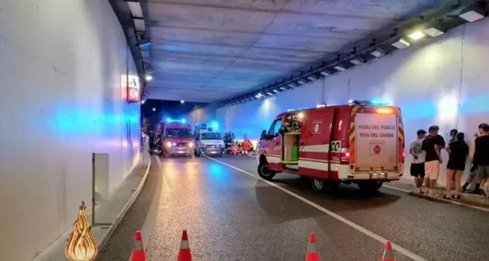 Riva, incidente in galleria nella notte: ferito un motociclista di 19 anni