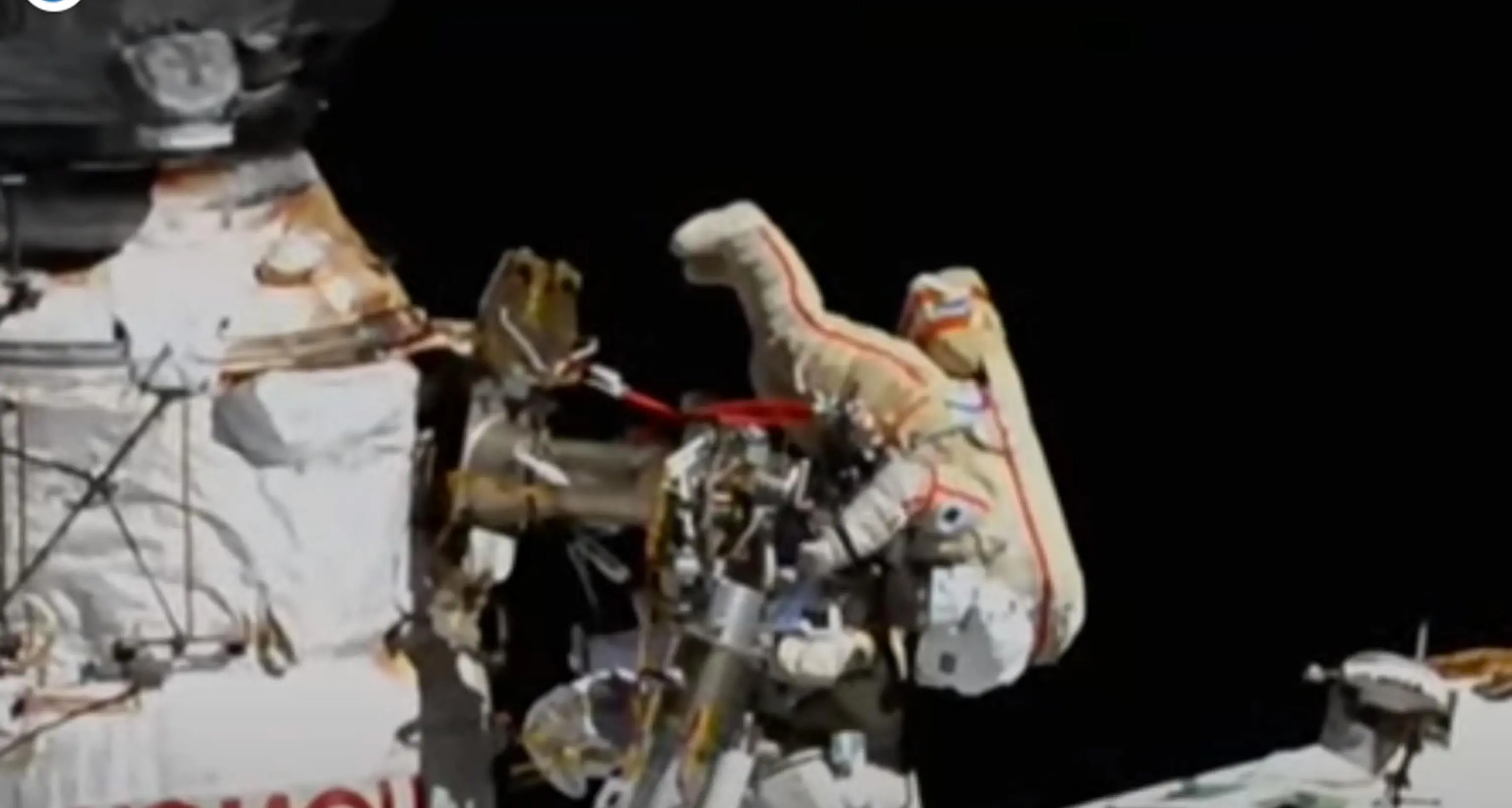 AstroSamantha, una «passeggiata spaziale» da record