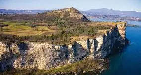 Lago di Garda, il corpo senza vita di una 16enne trovato sotto la Rocca di Manerba
