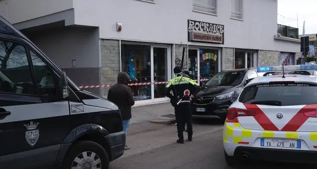Cade in bici e muore, il dramma in Lungadige Leopardi
