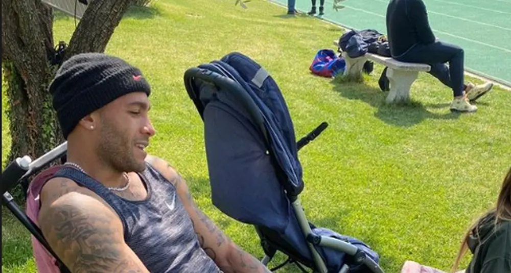 Scatti fulminei e giochi coi bimbi: Marcell Jacobs è tornato sul lago di Garda