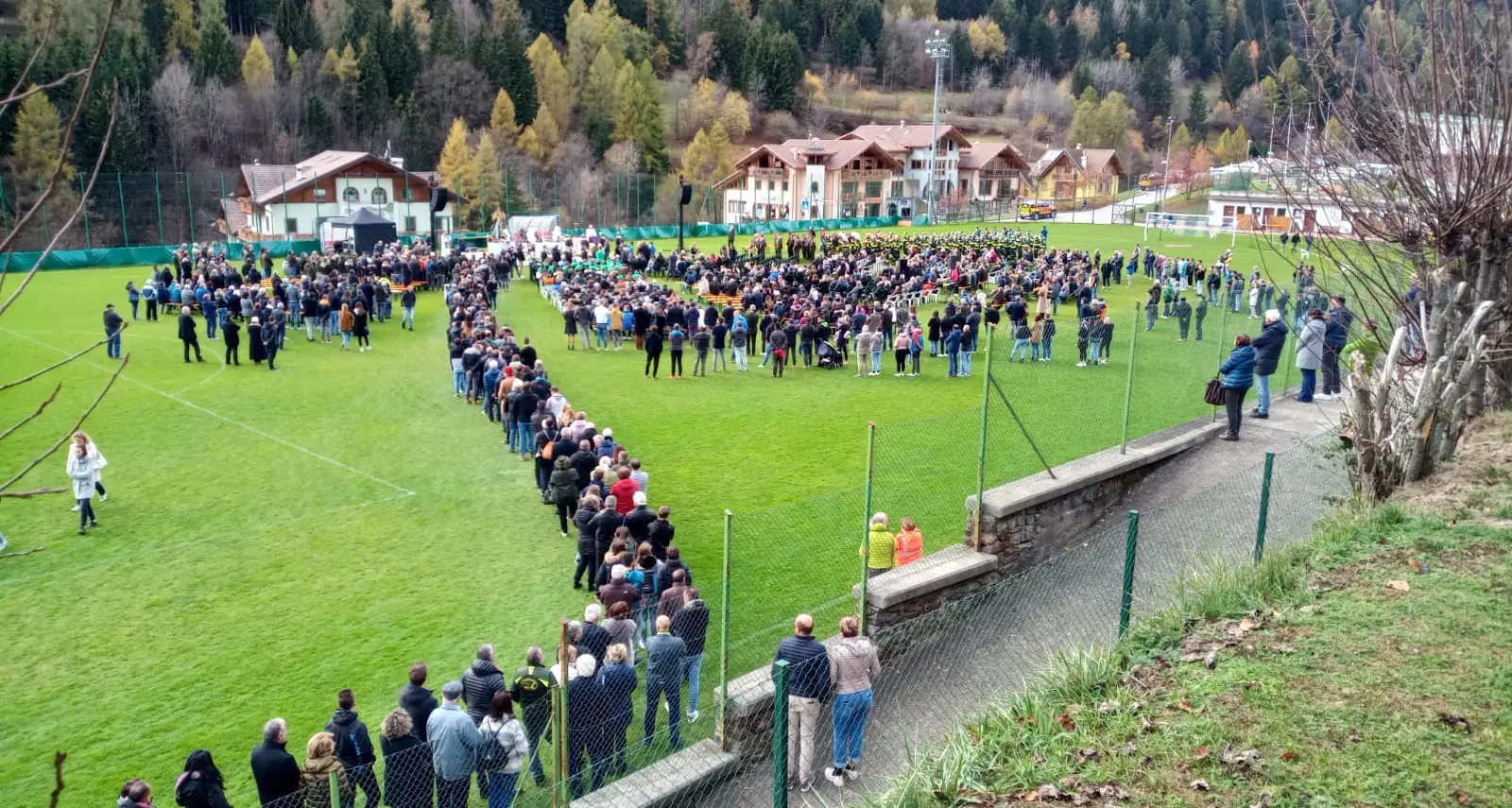 Una folla commossa a Celledizzo per l’addio a Massimiliano Lucietti