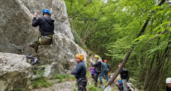 La Sat “insegna” ai giovani l’arrampicata assieme alle guide alpine