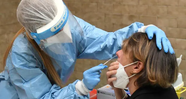 Più di 4 milioni di lavoratori non vaccinati. Allarme del Gimbe: “Sarà impossibile fare un numero sufficiente di tamponi”