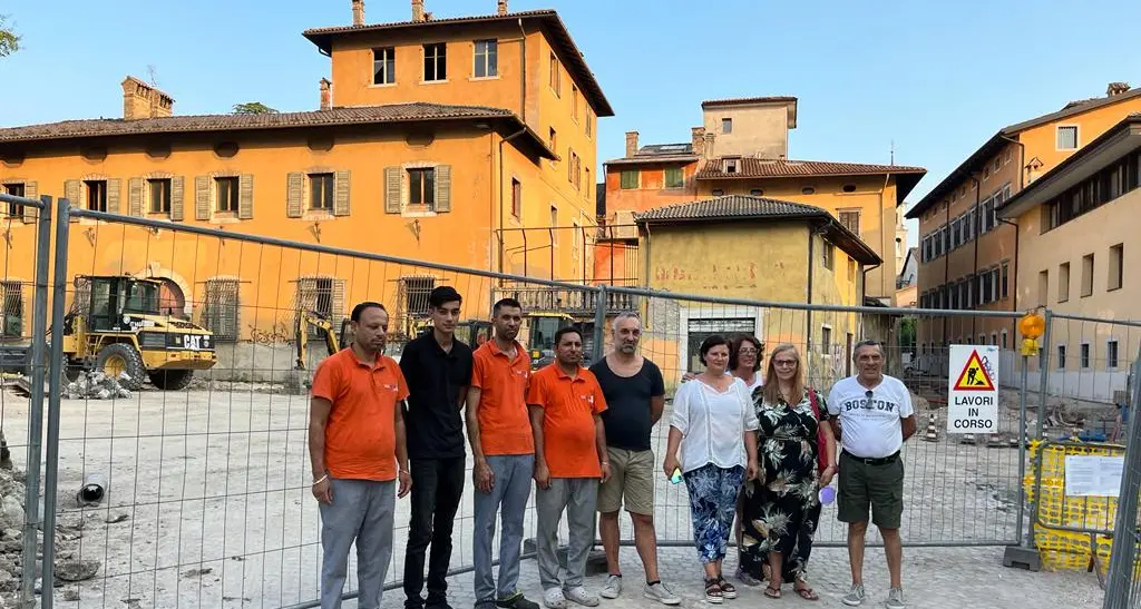 La rabbia di chi lavora e vive in piazza Mostra: «Cantiere sempre più lungo, così non si può andare avanti»