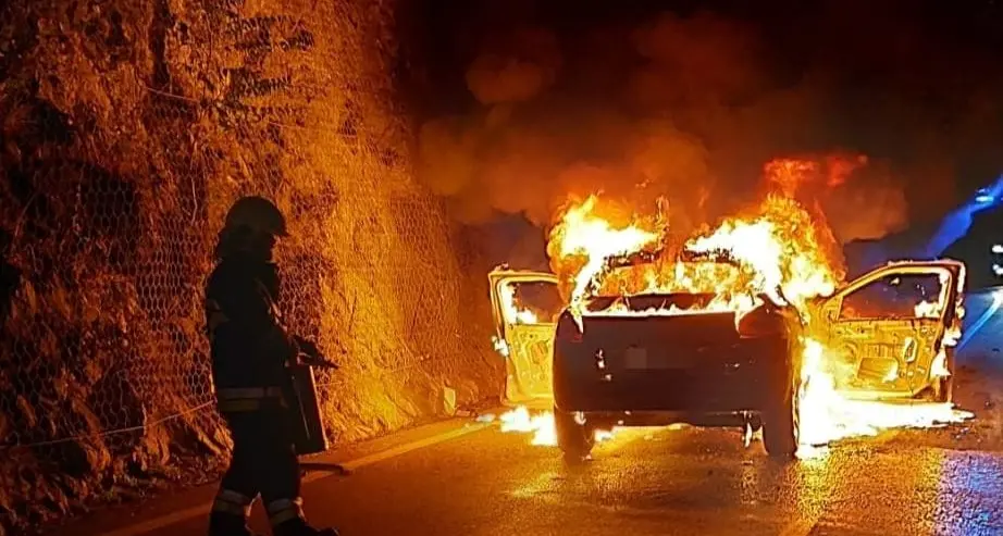 Tremendo frontale sulla Maza ad Arco: l’auto prende fuoco dopo l’incidente, salvi i quattro ragazzi a bordo