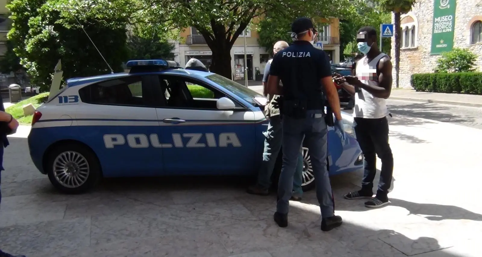 Trento, rubano birra e denaro in un locale della Portela: arrestati due uomini e denunciato un minore