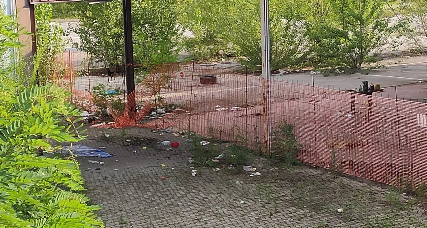 Trento Nord, immondizia e occupazioni abusive nel capannone abbandonato: arrivano i carabinieri