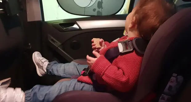 Lascia il bimbo di due anni in auto, mamma trovata a casa in stato confusionale