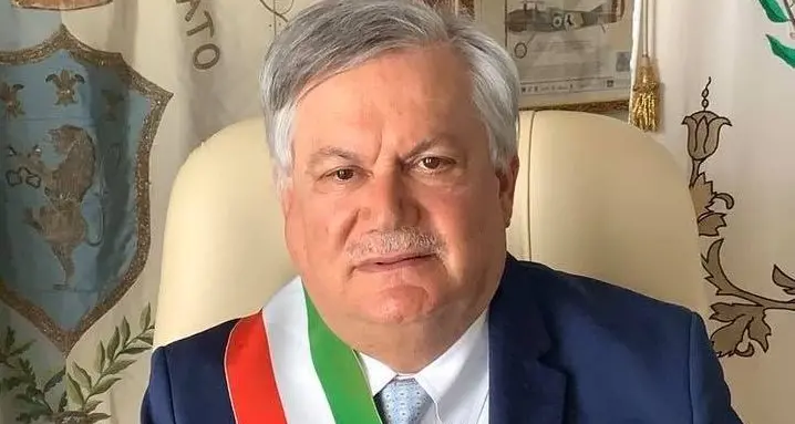 Lo chiama «delinquente» sui social: il sindaco gardesano lo denuncia