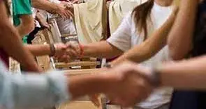 A Messa senza distanza “di sicurezza” ma con le acquasantiere vuote