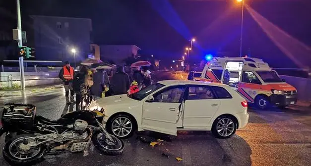 Ala, scontro moto-auto: ferito un giovane di 22 anni
