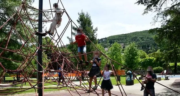 Cade a terra nel parco giochi, paura per una bimba a Rovereto