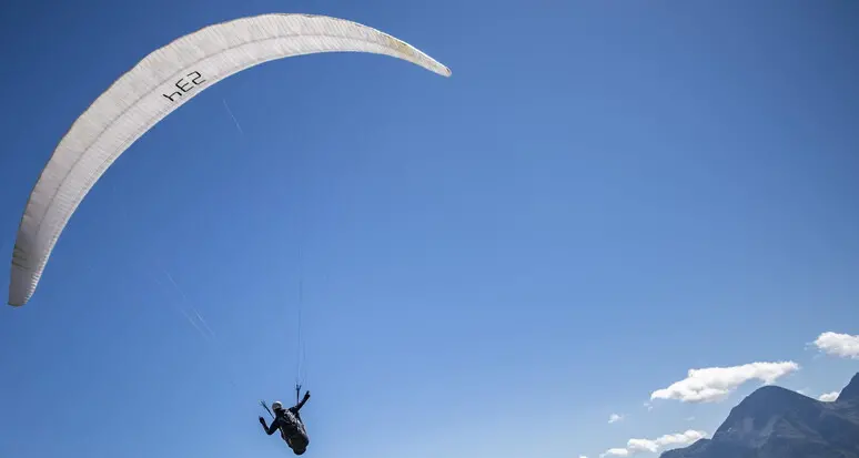 Parapendio precipita sul Latemar: illeso il pilota