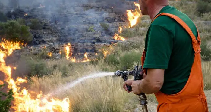 Sicilia in fiamme, i vigili del fuoco trentini spengono i roghi e salvano le abitazioni