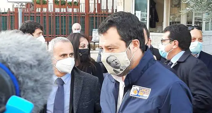 Polemica per la mascherina con il volto di Borsellino indossata da Salvini