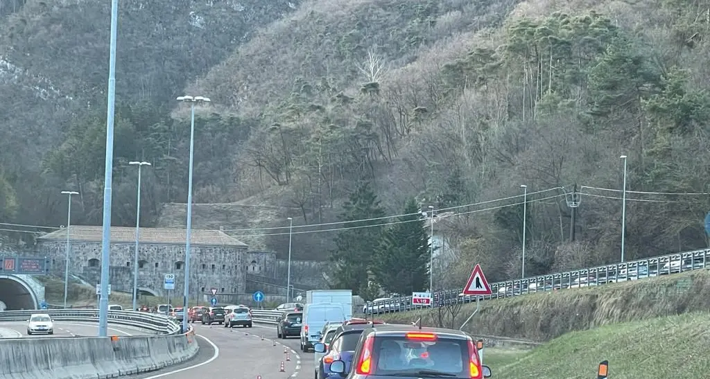 Pendolari in coda da Cadine verso Trento: grande intasamento al Bus de Vela. E durerà tutta la settimana