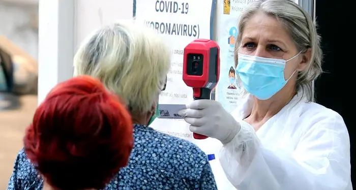 Battiston lancia l’allarme: «La curva dei contagi sta risalendo, servono mascherine e vaccini contro le nuove ondate»