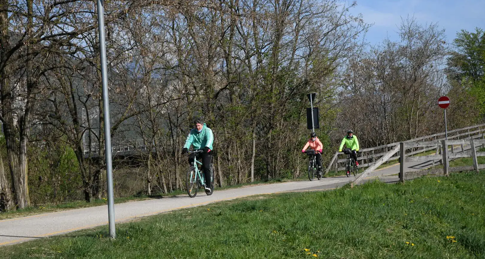 Pasquetta senza gita fuori porta. Ma i trentini vanno a passeggio e in bici in città