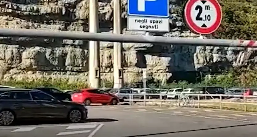 Il Comune: “Parcheggio Italcementi destinato alla sosta delle auto, per i camper c’è l’area a Trento sud”