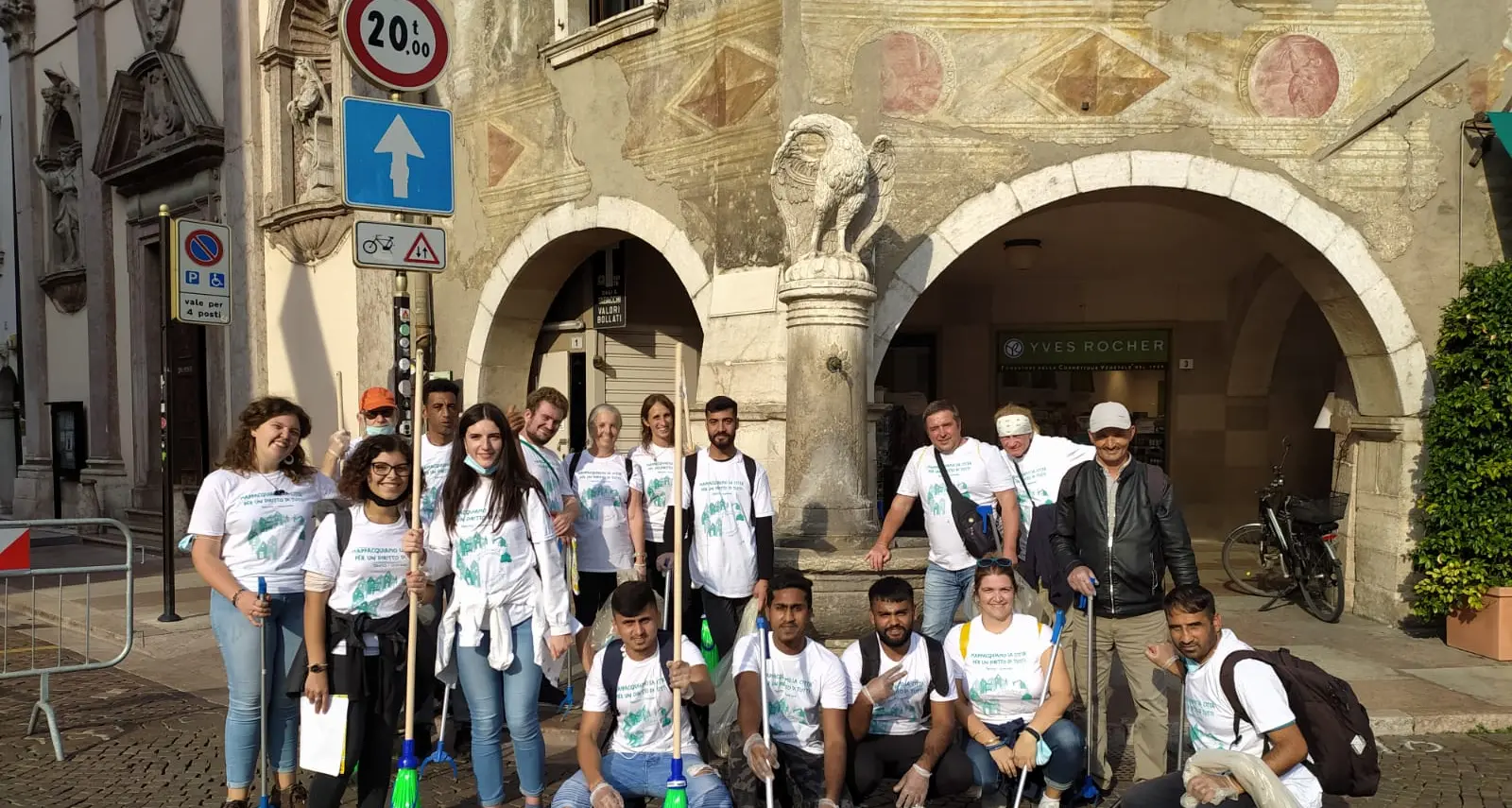 Trento, volontari impegnati a ripulire fontane e punti d'acqua della città
