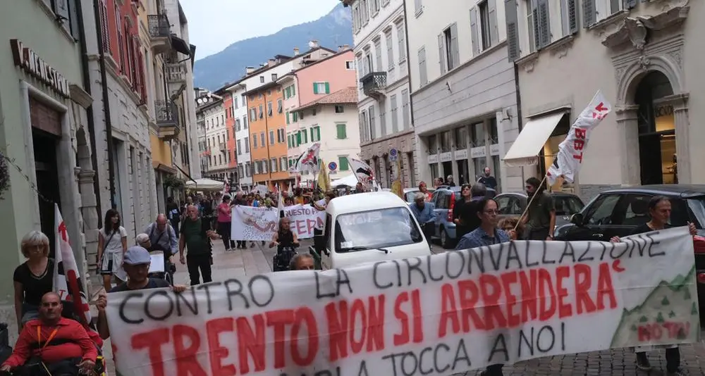 Trento, mille persone in piazza contro il bypass ferroviario