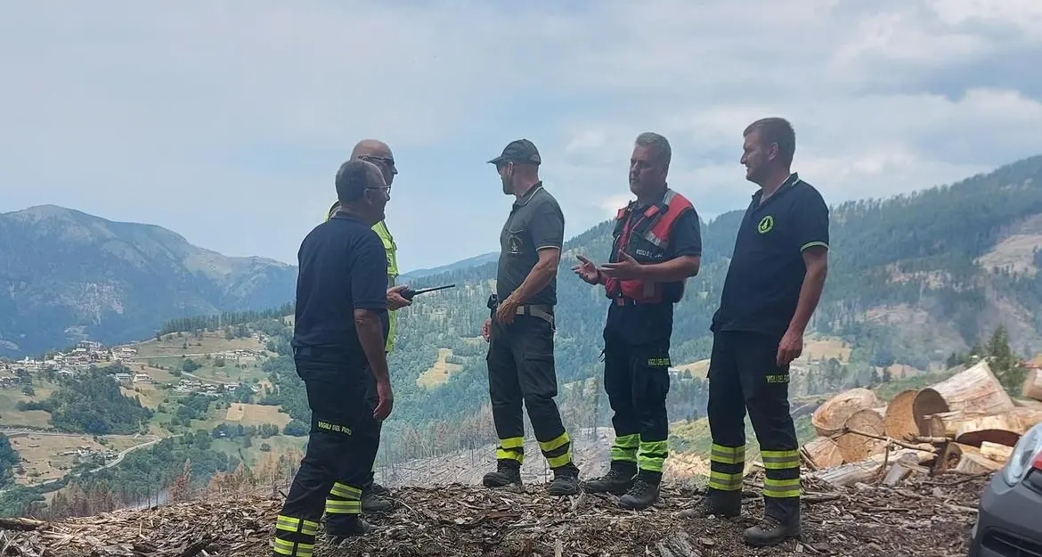 Incendio Panarotta, la bonifica dopo la distruzione: 90 vigili del fuoco e 3 elicotteri sul posto