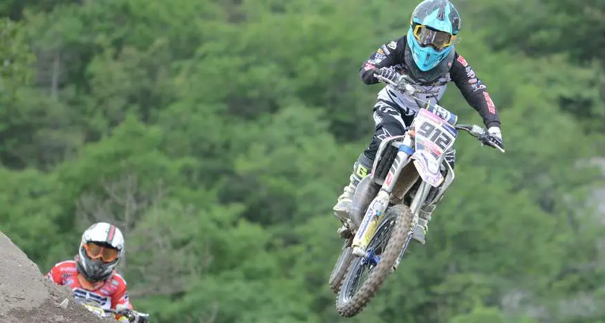 Vola in motocross e batte la testa: gravissimo un ragazzo di 17 anni