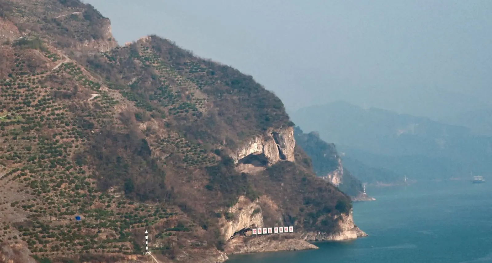 Cina, la “Puppy Mountain” è virale: curiosa la somiglianza al muso di un cane