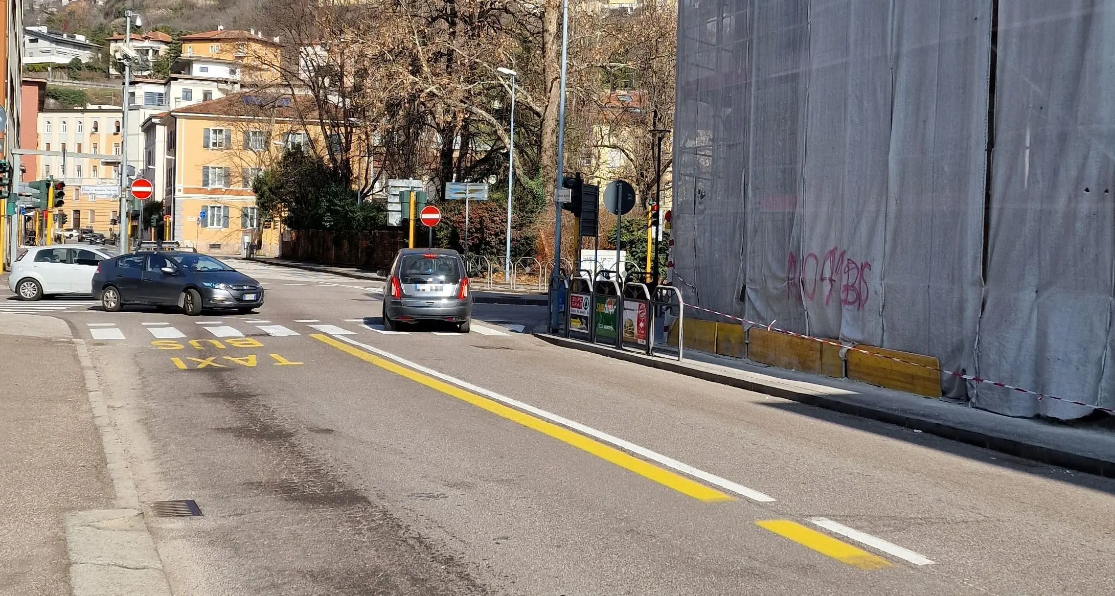 Paura in via Segantini, auto contromano all’incrocio con piazza Centa