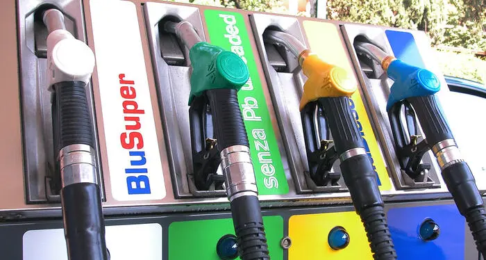 Caro benzina: stangata da 460 euro (in più) a famiglia