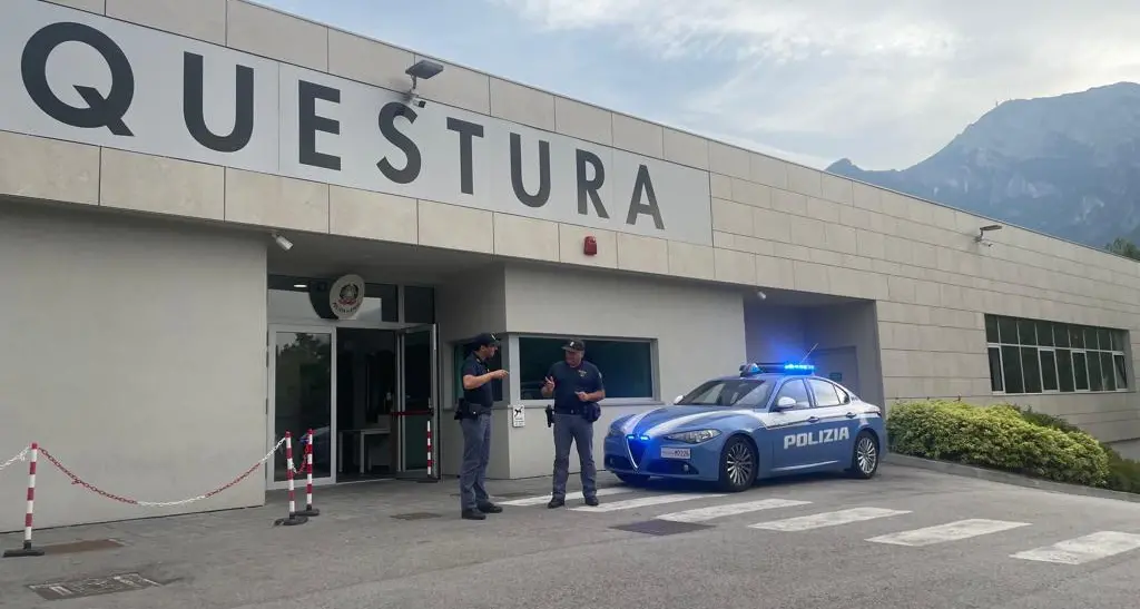 Aggredisce una ragazza a Trento, fermato un 40enne