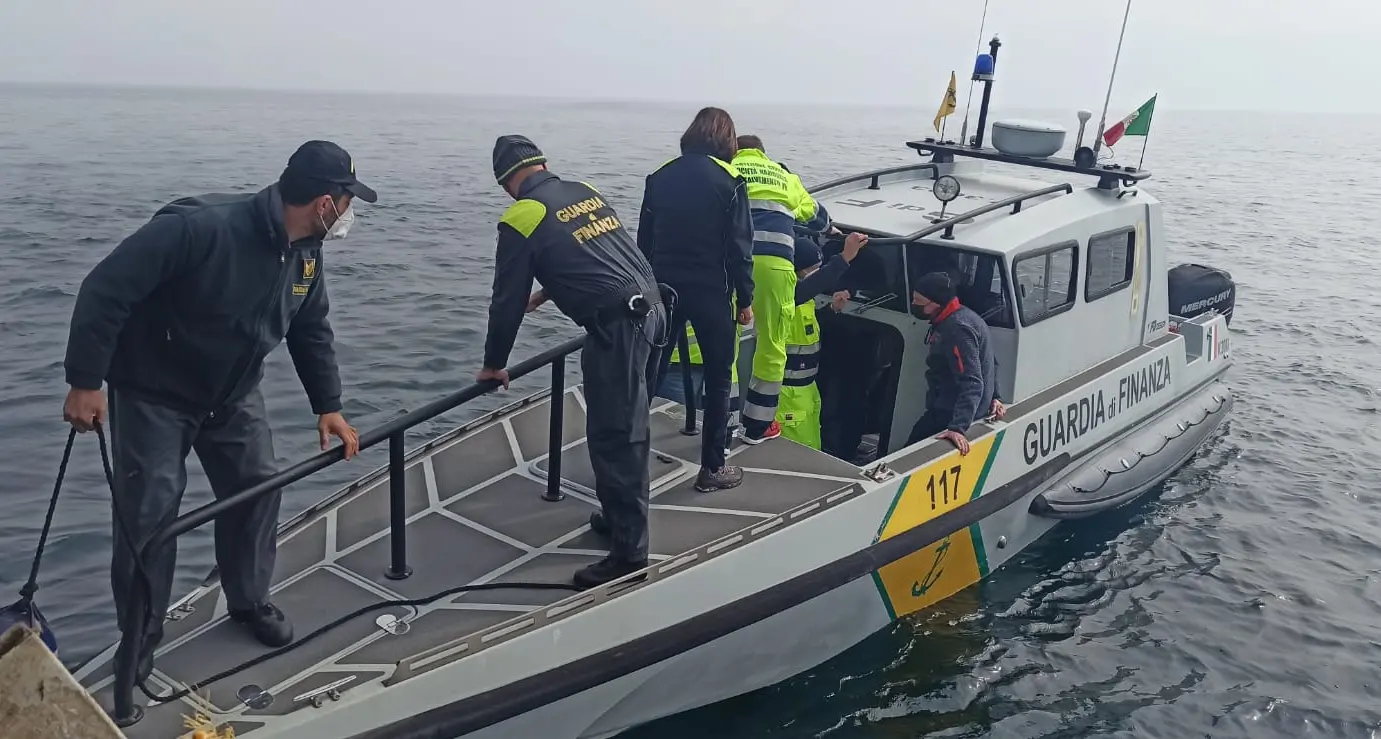 Maxi esercitazione sul Garda: simulata una bufera con sportivi in difficoltà nelle acque del lago