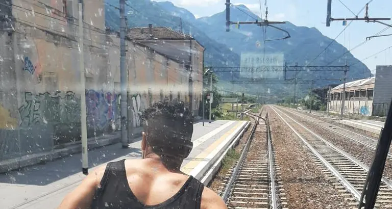 Controllore preso a sputi da un passeggero che poi blocca anche il treno