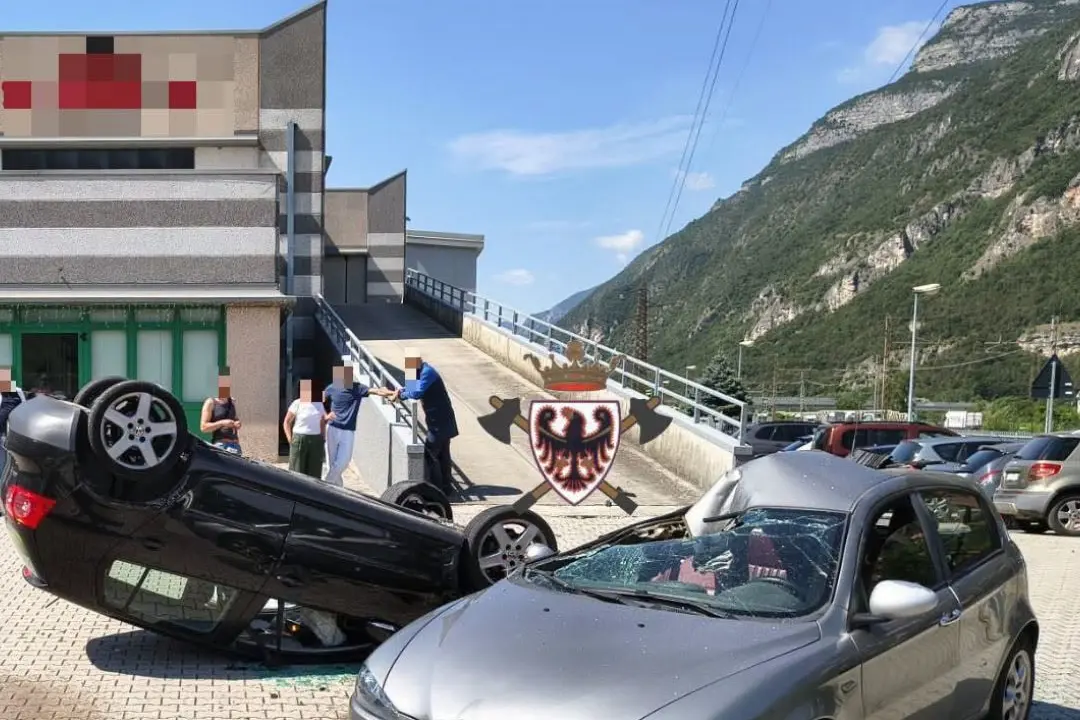 Perde il controllo dell'auto, sfonda una recinzione e si ribalta: paura ad Ala
