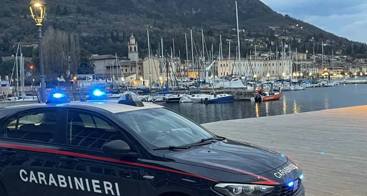 Malore nel Garda mentre fa il bagno, muore a 39 anni