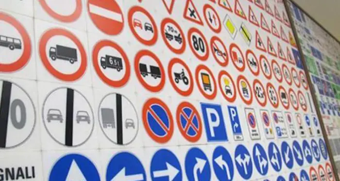 Imbroglia all’esame della patente con auricolare e “suggerimenti” via telefono: ventinovenne scoperto e denunciato