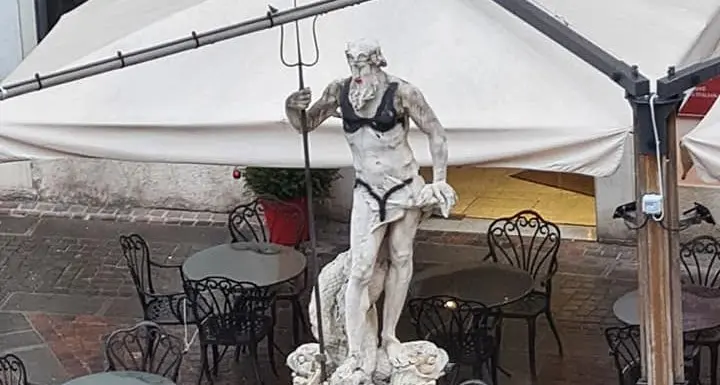 Slip, reggiseno e rossetto: imbrattata la statua del Nettuno a Rovereto
