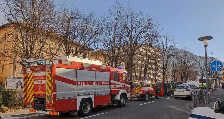 Scontro tra due auto in Corso Tre Novembre, traffico bloccato: una delle due auto si è ribaltata su un lato