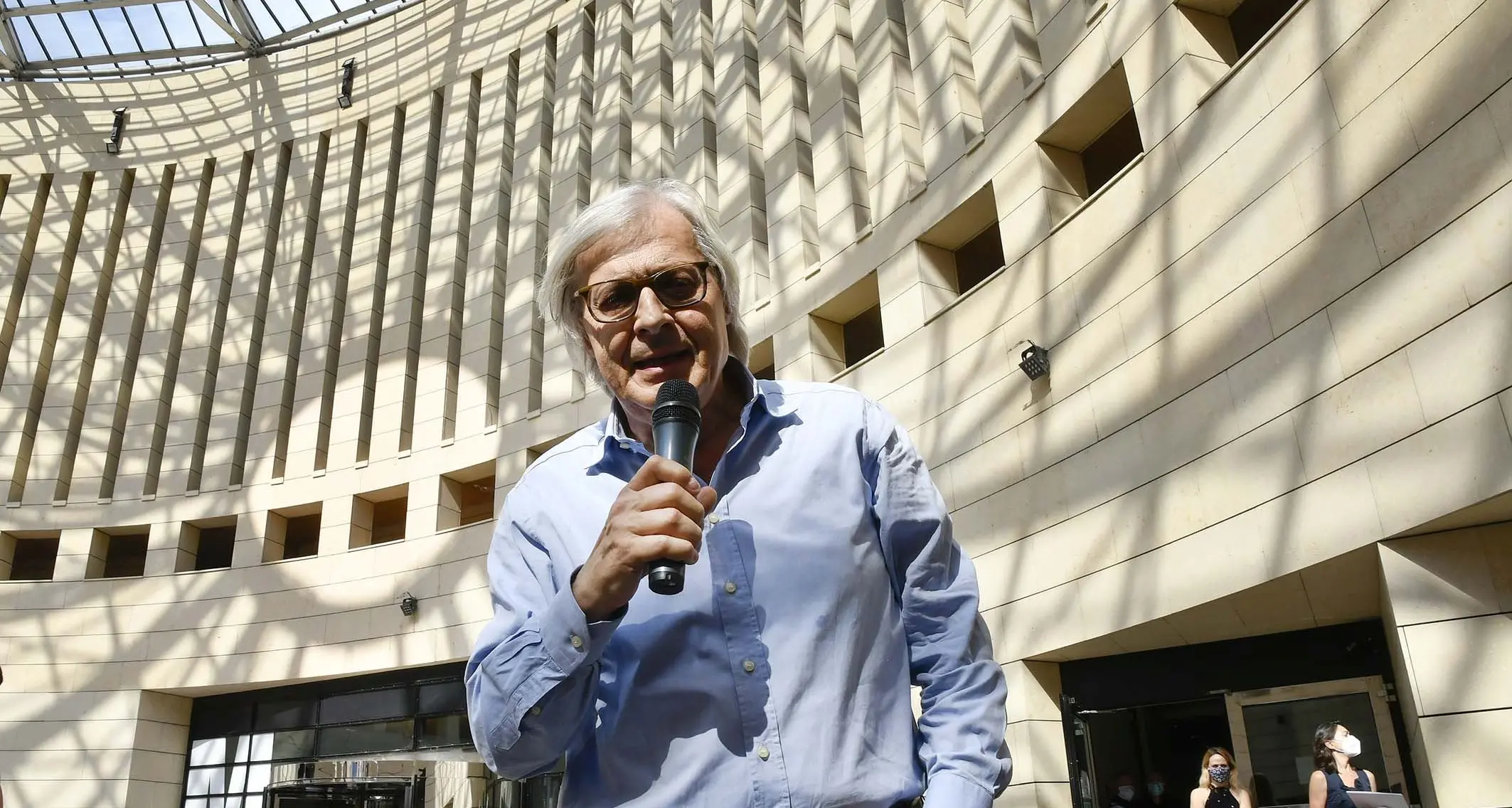 \"Autenticò quadri falsi\", Sgarbi rischia il processo