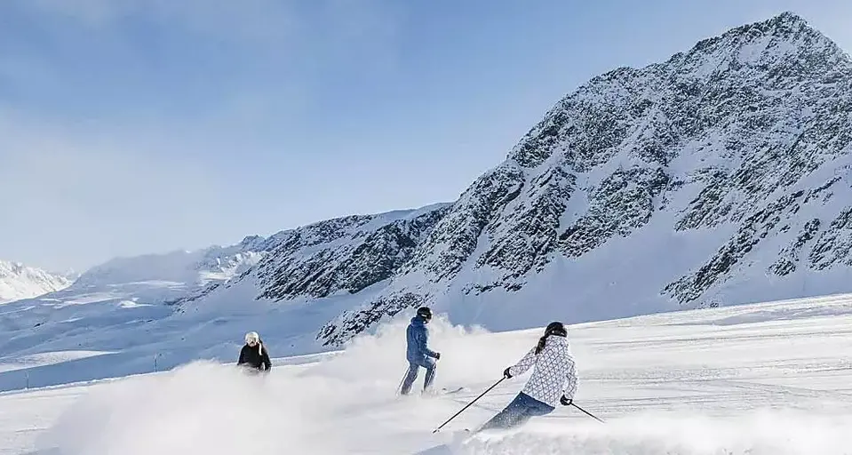 La stagione della neve entra nel vivo: dieci regole per sciare in sicurezza ed evitare infortuni