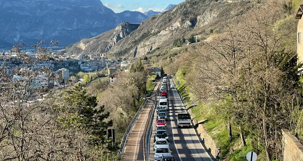 Incidente sul viadotto dei Crozi, chiusa la galleria di Martignano: lunghe code verso Pergine