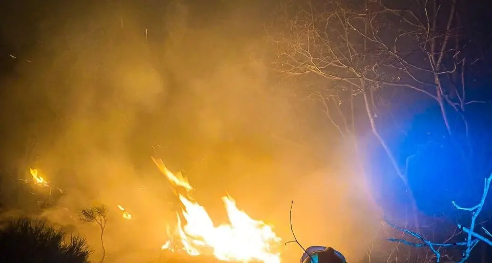 Incendio di notte nel bosco sopra Castello Tesino