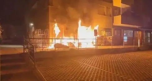 Cassonetti a fuoco in via Gramsci, esplodono le vetrine del Conad
