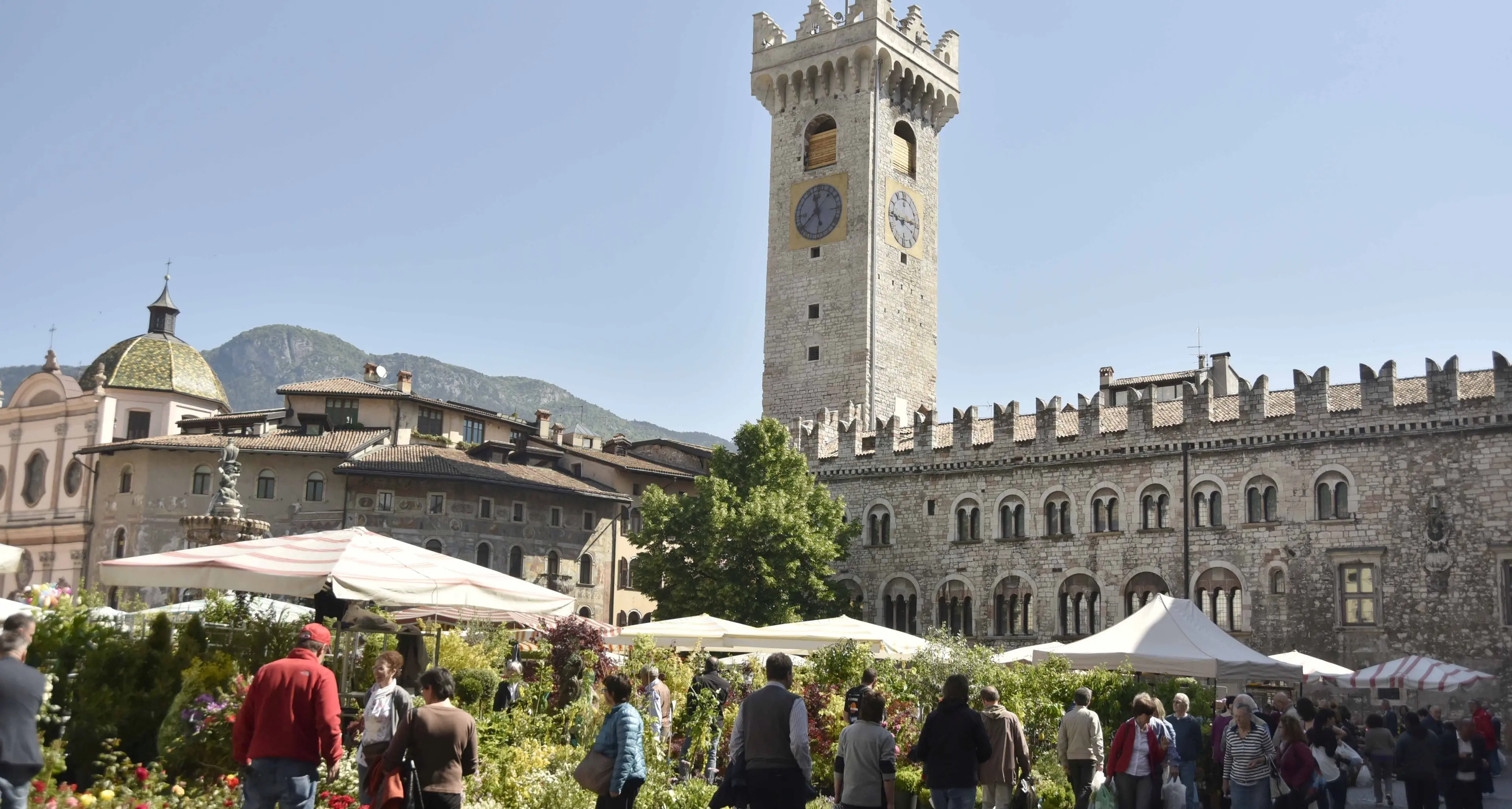 Trento, per la fiera di Santa Croce in piazza Duomo 130 bancarelle